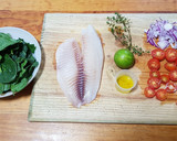 Foto del paso 1 de la receta: Pescado empapelado con espinaca y jitomate uva