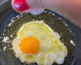 Foto del paso 2 de la receta: El huevo frito perfecto: ¡con puntilla y yema para mojar!
