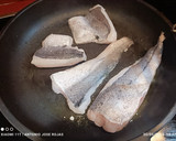 Foto del paso 1 de la receta: Merluza a la plancha con verduritas al vapor y vinagreta envejecida de ajos confitados