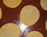 Foto langkah ke 4 dari resep Pastel Kering Mini isi Abon super renyah (takaran sendok).