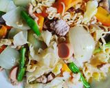 Hình bước làm 3 của món Mì xào thịt heo, xúc xích