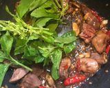 รูปขั้นตอนการทำที่ 4 ของ ข้าวกะเพราเครื่องในไก่ ไข่ดาว
