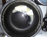 Foto del paso 2 de la receta: Tarta de cebolla y queso sin masa