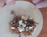 Foto del paso 3 de la receta: Empanada de mechada, cebolla caramelizada y queso azul