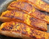 Foto del paso 1 de la receta: Salmón en salsa cremosa con espinacas baby