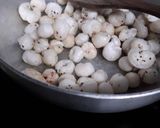 A picture of step 2 of Roasted makhana.