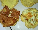 A picture of step 3 of Fried egg burger.