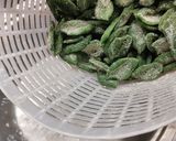 Foto del passaggio 1 della ricetta Foglie di ulivo all'ortica, burro e salvia