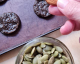 Foto del paso 5 de la receta: Galletitas de harina de coco y de algarroba 🌱3 ing. sin azúcar ni edulcorante ni balanza, ni gluten
