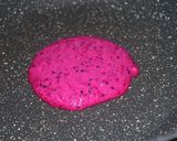 Foto langkah ke 4 dari resep Pancake Oat Buah Naga.