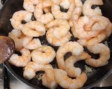 Foto del paso 2 de la receta: Salmón con salsa de camarones y alcaparras