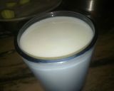 A picture of step 2 of Special banana milkshake.