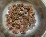 รูปขั้นตอนการทำที่ 1 ของ ลาบหอยแครง 🐚