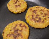 Foto del paso 4 de la receta: Arepas🫓de calabacín y zanahoria con queso🧀🥕🥯