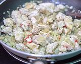 Foto del paso 2 de la receta: Pollo con salsa de queso sobre colchón de papas fritas 🇨🇱