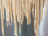 Fideos caseros con salsa de pollo