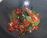 Foto langkah ke 3 dari resep Tumis Ikan Pindang Santan Pedas.