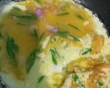 Foto langkah ke 2 dari resep Tamagoyaki / telur dadar gulung bunga bawang.