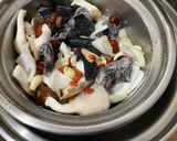 洋蔥🧅菇菇烏骨雞蒜頭雞湯（大同電鍋料理）的食譜步驟7照片