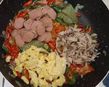 Foto langkah ke 6 dari resep Tumis Tongkol Telur Sosis.