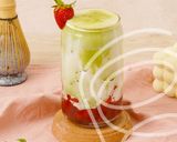 Foto langkah ke 2 dari resep Strawberry Matcha Latte.