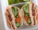 รูปขั้นตอนการทำที่ 3 ของ "smoked salmon cream cheese and egg sandwich" 🐟🥪