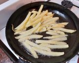 Foto del paso 2 de la receta: Chuleta de Cerdo con Revuelto de Arvejas y Fritas