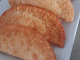 Empanada de mechada, cebolla caramelizada y queso azul