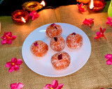 குல்கந்த் தேங்காய் லட்டு ரெசிபி ஸ்டேப் 5 புகைப்படம்