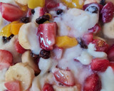 Foto del paso 4 de la receta: Postre multifruta (banana, naranja, durazno, frutillas, uvas pasa) con leche condensada casera