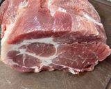 Foto del paso 1 de la receta: Bondiola a la cerveza desmenuzada (desmechada), tierna, jugosa y perfecta para compartir