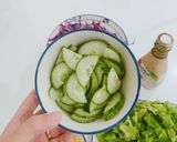 Hình bước làm 3 của món Salad rau củ mix xúc xích