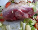 Foto del paso 1 de la receta: Codillo al horno con patato asado y verduras. Delicious