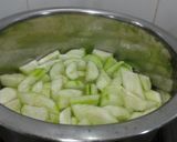 A picture of step 3 of Luffa Gourd Soup with Shrimp.