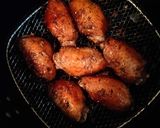 รูปขั้นตอนการทำที่ 5 ของ เมนู : ปีกไก่ข้อกลางทอดกระเทียมพริกไทย  #ทำอาหารด้วยหม้อทอดไร้ควัน