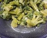 Foto del paso 2 de la receta: Revuelto de brócoli pechuga ajo y huevo