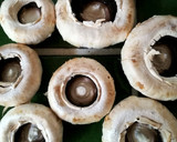 Foto del paso 1 de la receta: Champiñones rellenos de jamón y cebolla 🧅🧄