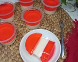 Foto langkah ke 5 dari resep Puding Jelly Strawberry Merah Putih.