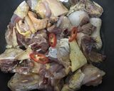 Hình bước làm 4 của món Gà Xào Sả Ớt
