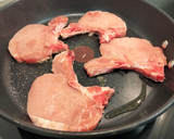 Foto del paso 2 de la receta: Chuletas sajoniadas 😝 con champiñones y olivas