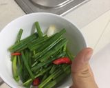Hình bước làm 3 của món Cá nấu hành ớt không lo bị rớt ☺️