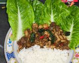 Foto langkah ke 4 dari resep Pad Kra Pao Thailand ayam sapi cincang dengan basil.