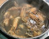 Une image de l'étape 7 de Bouillon de gambas à l’ail et herbes aromatiques.
