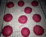 Foto langkah ke 5 dari resep Dragon fruit donuts.