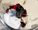 Foto del paso 6 de la receta: Tarta de yogur y frutos rojos sugarfree