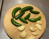 Foto del paso 1 de la receta: Tostadas de lengua con chile serrano ajo y semillas de girasol