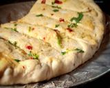 চীজি পনির স্টাফড গার্লিক ব্রেড (cheesy paneer stuffed garlic bread recipe in Bengali) রেসিপি ধাপ - 10 ছবি