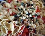Foto del passaggio 4 della ricetta Pasta con peperoni, pomodorini confit e zucchine fritte