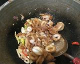 Foto langkah ke 4 dari resep Cumi goreng tepung saus pedas mentega.