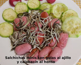 Foto del paso 15 de la receta: Salchichas minis con gulas al ajillo y calabacín al horno
